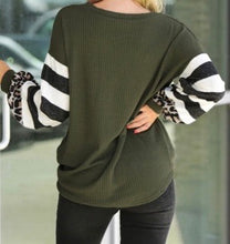 Load image into Gallery viewer, Green V Neck Leopard Stripe Splice Lantern Sleeve Top
